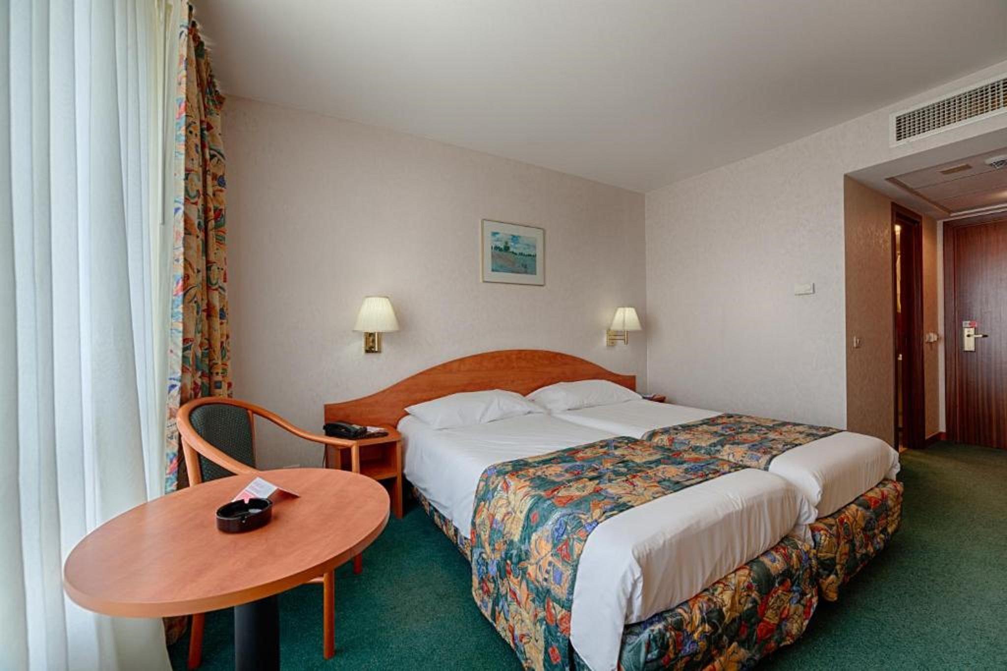 Ramada By Wyndham Bucharest Parc Hotel Exterior foto