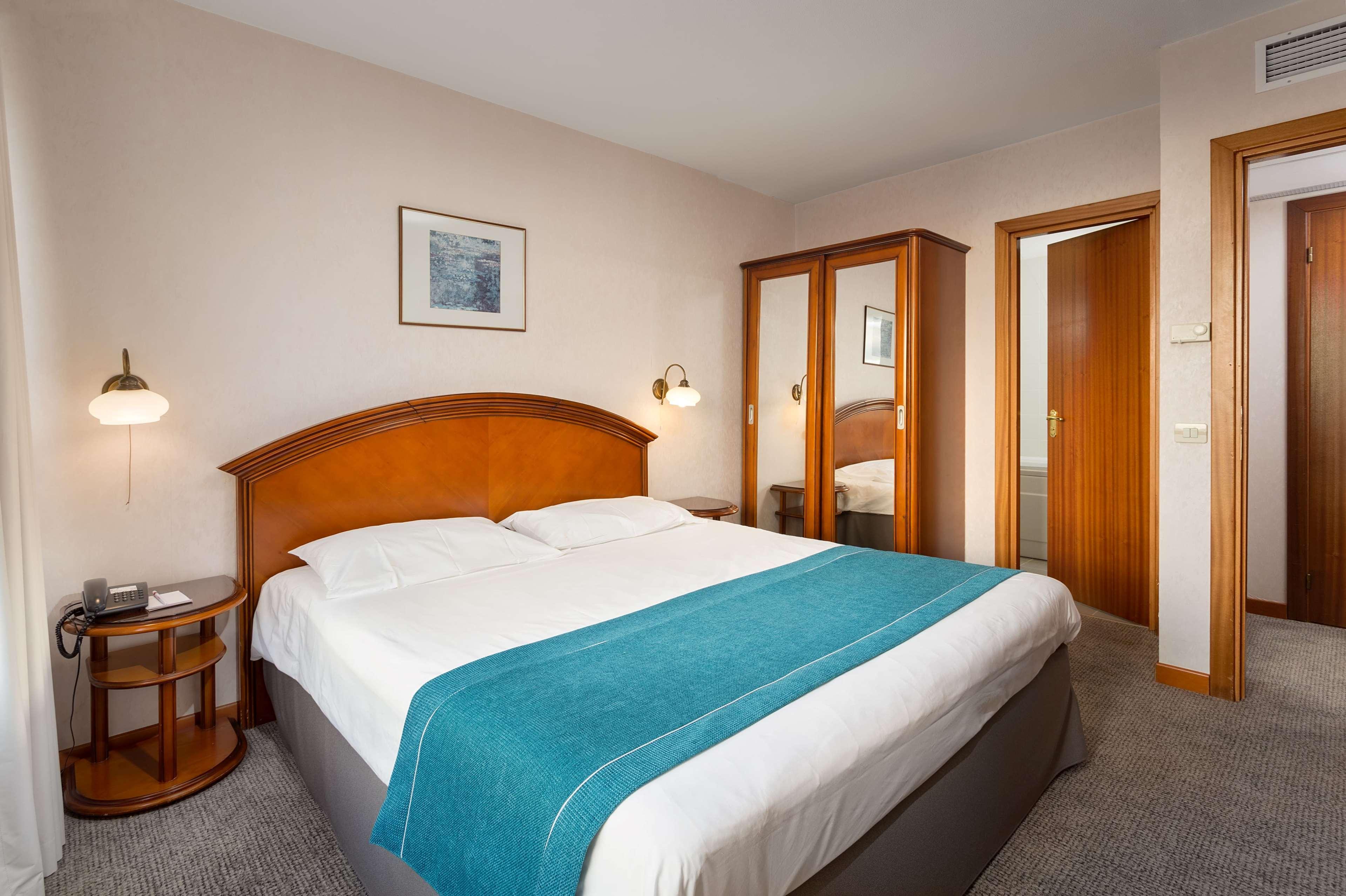 Ramada By Wyndham Bucharest Parc Hotel Exterior foto