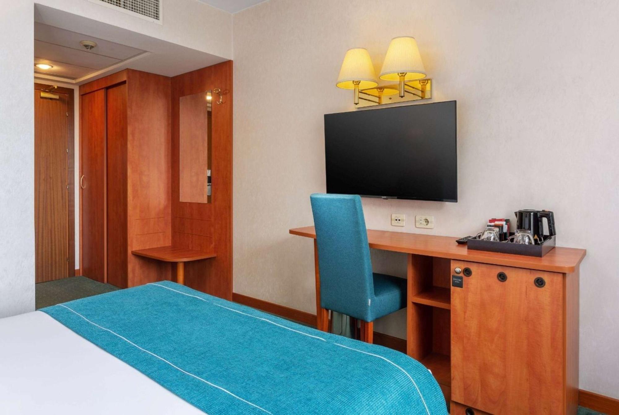 Ramada By Wyndham Bucharest Parc Hotel Exterior foto