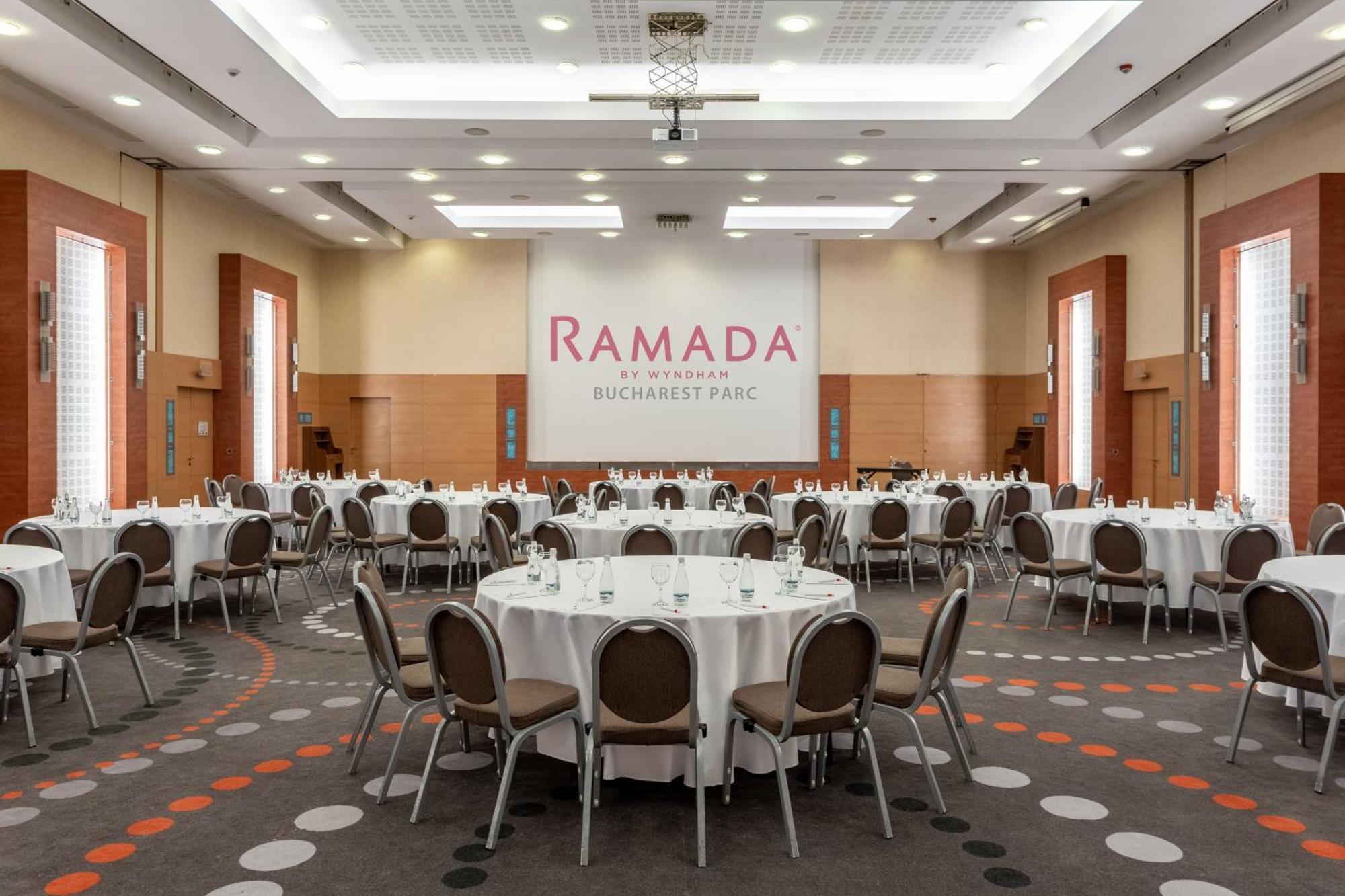 Ramada By Wyndham Bucharest Parc Hotel Exterior foto