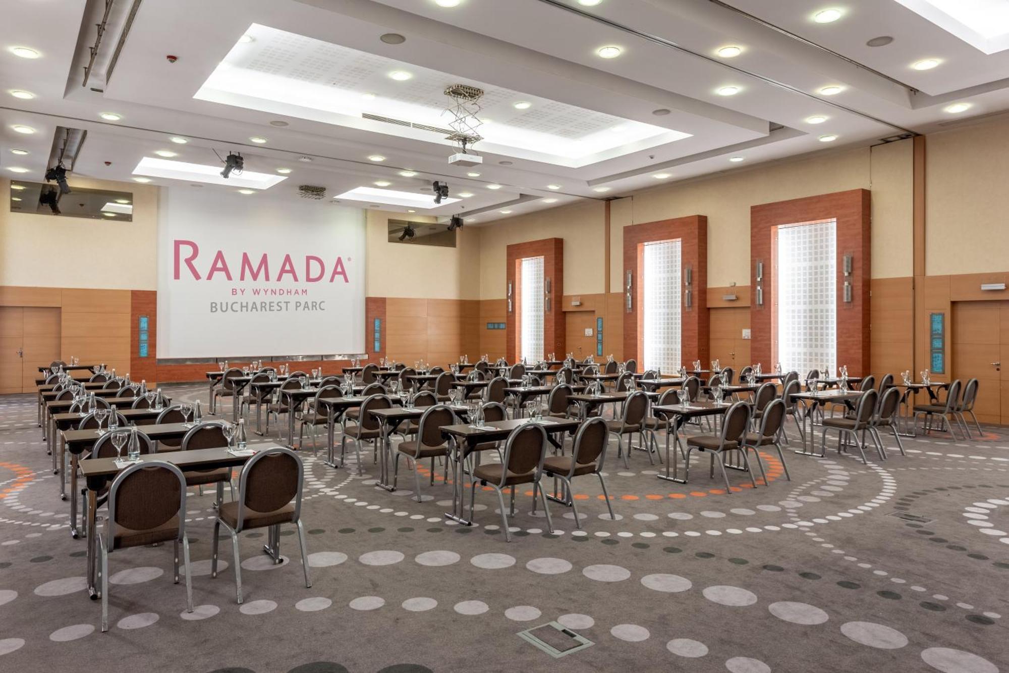 Ramada By Wyndham Bucharest Parc Hotel Exterior foto